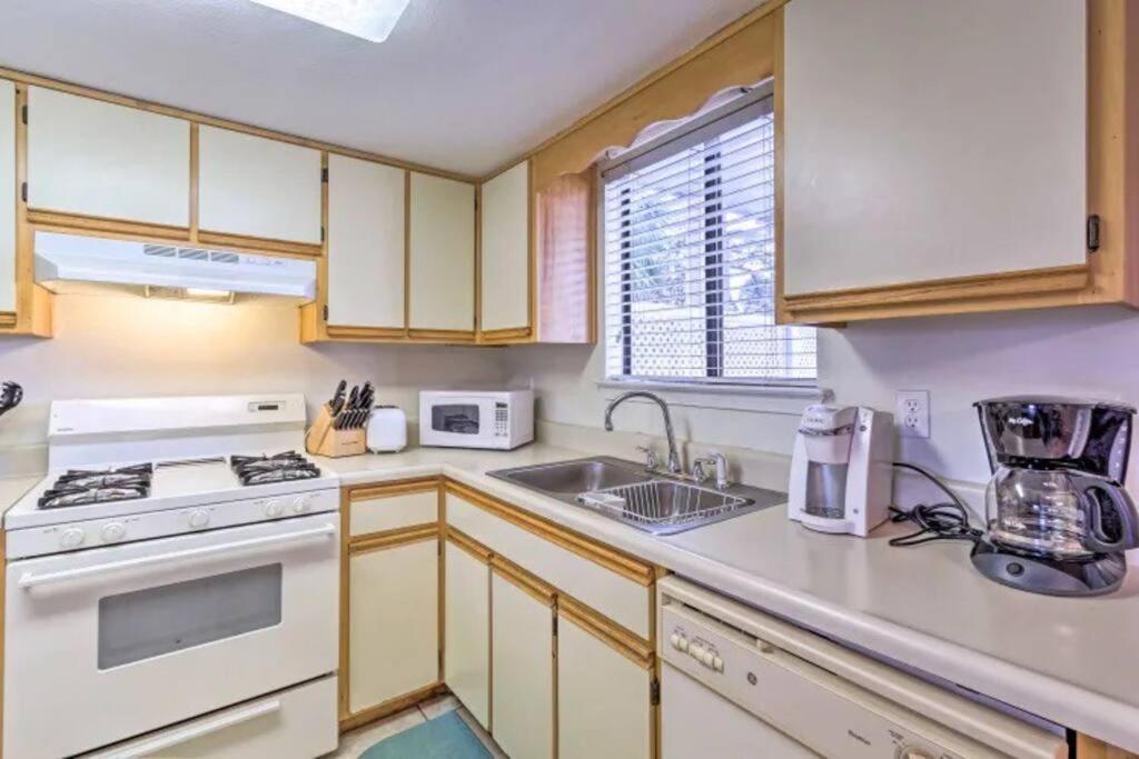Gem W/ 2-bedrooms And Easy Walk To Beach